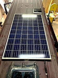 montaż paneli słonecznych do kampera