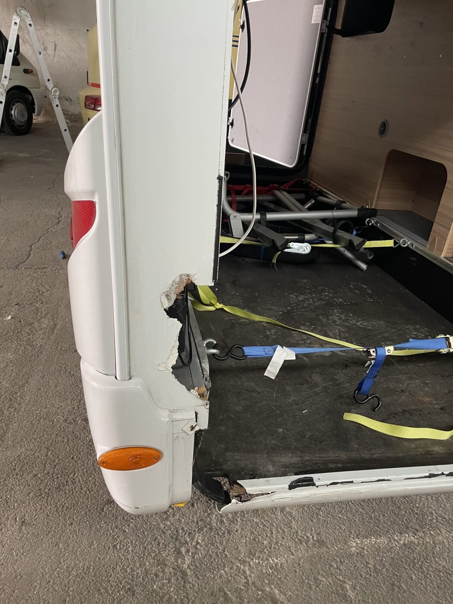 naprawy dziur w kamperze